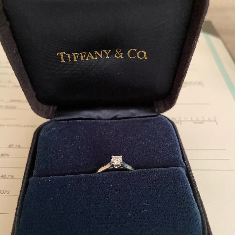 Authentic Tiffany solitaire ring 0.27 carat in platinum size 6